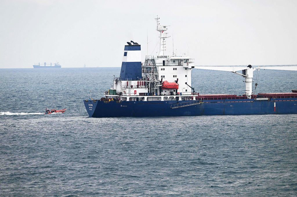 Kapal kargo Razoni berbendera Sierra Leone yang membawa sekitar 26 ribu ton jagung berlabuh di dekat pintu masuk selat Bosphorus dari Laut Hitam sekitar pukul 18.00 GMT, sekitar 36 jam setelah berangkat dari Pelabuhan Odesa, Ukraina.