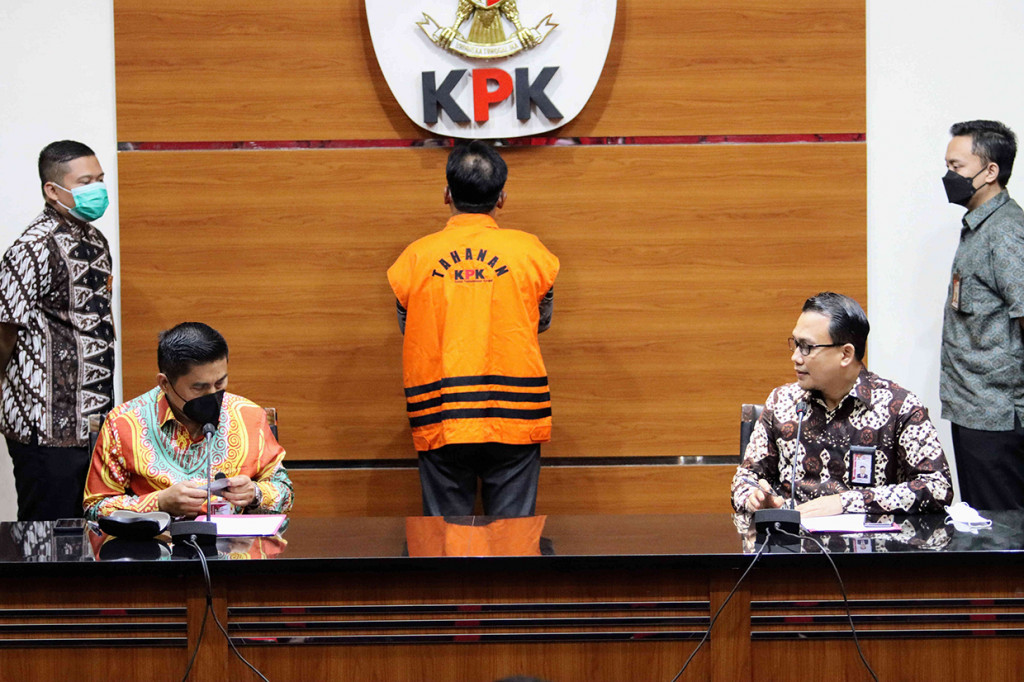 Wakil Ketua DPRD Tulungagung Jawa Timur (2014 - 2024) Adib Makarim (rompi tahanan), ditahan usai ditetapkan sebagai tersangka pada pemeriksaan, di Gedung Merah Putih KPK, Jakarta, Rabu, 3 Agustus 2022.