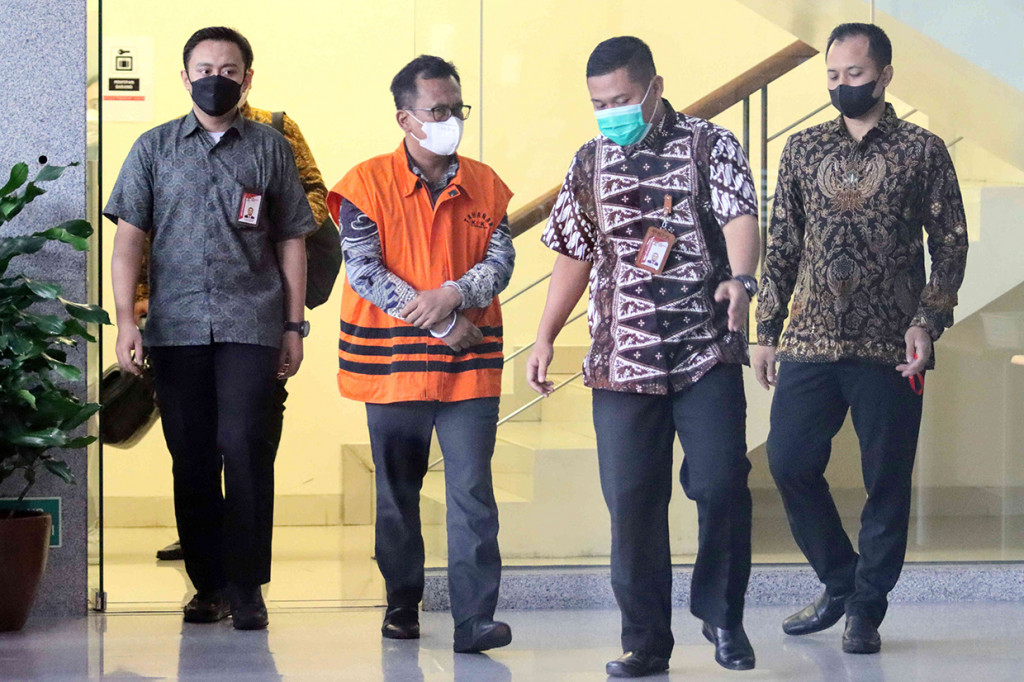 Adib Makarim ditetapkan sebagai tersangka kasus dugaan suap terkait pembahasan, pengesahan, dan pelaksanaan APBD dan APBD-P Kabupaten Tulungagung, Jawa Timur.