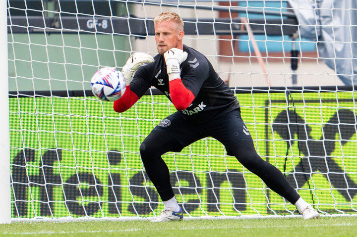 Laporan media Inggris menyebutkan Schmeichel telah menandatangani kontrak tiga tahun dengan Nice yang kabarnya setuju membayar Leicester dengan 1 juta pound (Rp18 miliar).