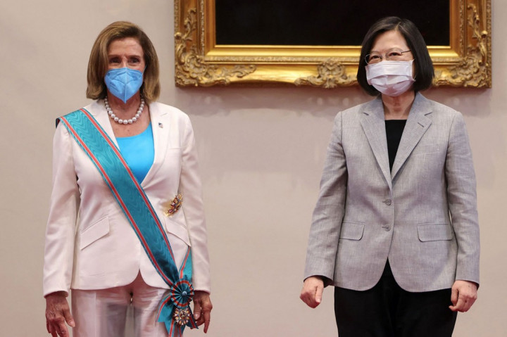 Presiden Taiwan Tsai Ing-wen mengeluarkan nada menantang terhadap Tiongkok pada Rabu, 3 Agustus 2022, ketika dia menjamu Ketua DPR AS Nancy Pelosi, di Kantor Kepresidenan di Taipei. Sebelumnya Tiongkok marah atas kunjungan Pelosi dan bersiap melakukan latihan militer di sekitar pulau Taiwan.