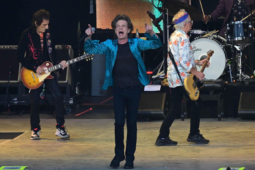 Vokalis band legendaris Inggris The Rolling Stones, Mick Jagger (depan) tampil di atas panggung bersama gitaris Ron Wood (kiri), gitaris Keith Richards(2nd R), dan drummer Steve Jordan selama konser sebagai bagian dari 'Stones Sixty European Tour' di the Waldbuehne di Olympiapark di Berlin pada Rabu, 3 Agustus 2022.