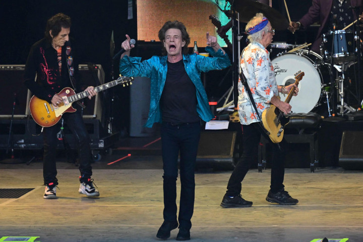 Vokalis band legendaris Inggris The Rolling Stones, Mick Jagger (depan) tampil di atas panggung bersama gitaris Ron Wood (kiri), gitaris Keith Richards(2nd R), dan drummer Steve Jordan selama konser sebagai bagian dari 'Stones Sixty European Tour' di the Waldbuehne di Olympiapark di Berlin pada Rabu, 3 Agustus 2022.