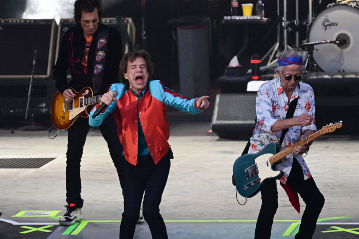 Selama lebih dari dua jam tanpa gangguan, Stones menyatukan lagu-lagu hits mereka yang paling terkenal dan karya-karya yang lebih baru, sambil secara teratur melibatkan penonton, termasuk pada versi 