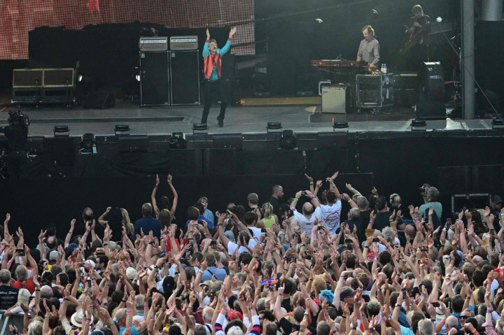 Tidak mengherankan, lagu klasik Start Me Up, Paint it Black, Jumpin' Jack Flash. dan klimaksnya (I Can't Get No) Satisfaction  benar-benar membuat penonton terbius.