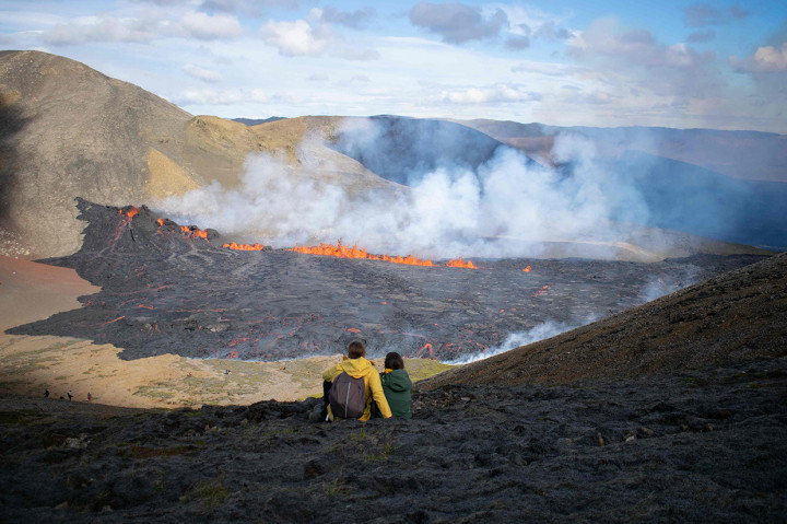 Sejumlah orang datang untuk melihat lava yang mengalir di gunung berapi Fagradalsfjall di Islandia.
