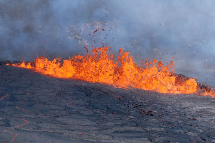 Penampakan lava yang mengalir dari gunung berapi Fagradalsfjall.