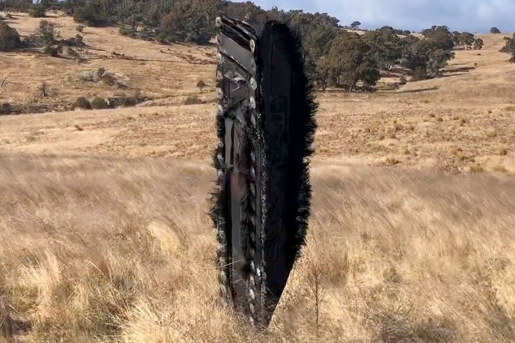 Puing-puing yang tampak halus, diyakini telah jatuh ke Bumi pada 9 Juli, ditemukan minggu lalu di Dalgety - daerah terpencil di dekat Pegunungan Snowy Australia, sekitar lima jam perjalanan ke barat daya Sydney.