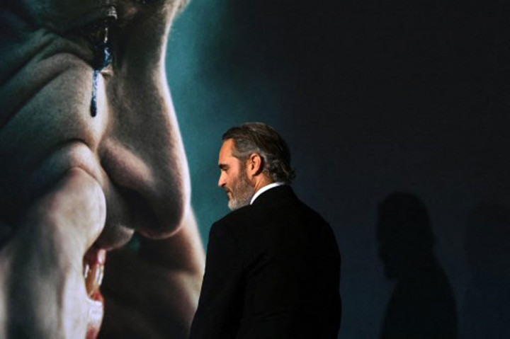 Film Joker: Folie a Deux yang diangkat dari tokoh penjahat dari komik ternama ini merupakan kelanjutan dari film tahun 2019, di mana Phoenix mendapat penghargaan aktor terbaik Oscar.