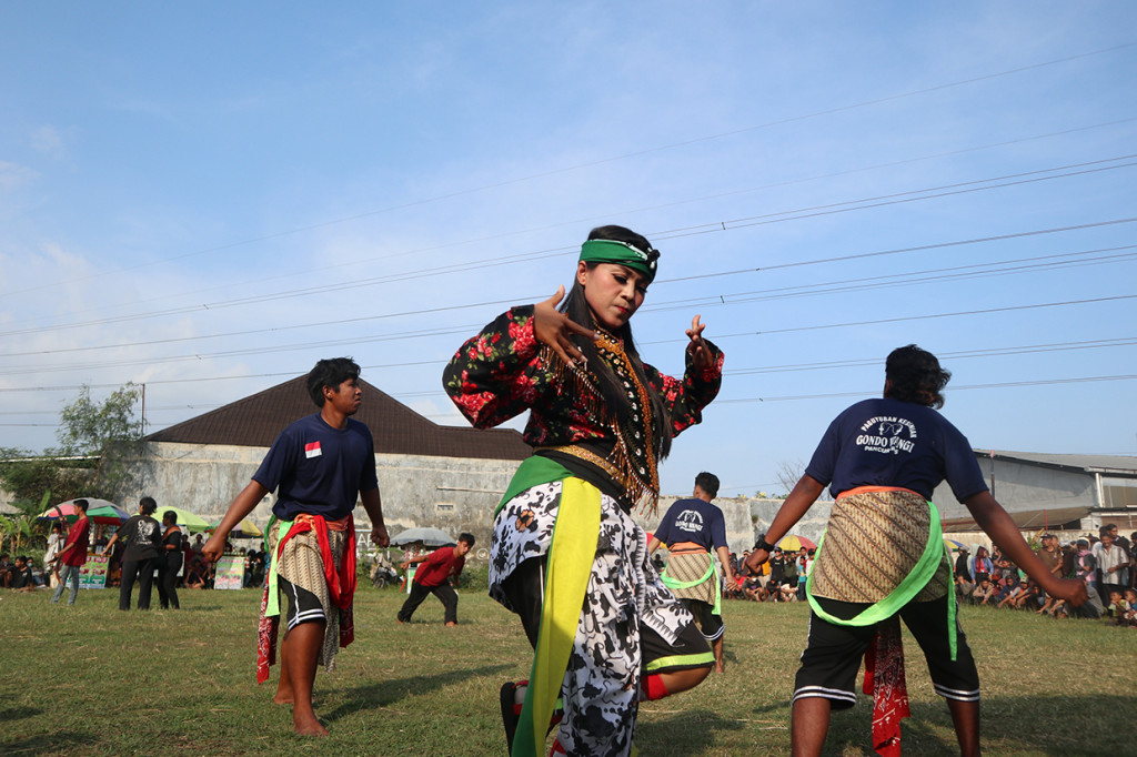 Selain itu, Ebeg dianggap sebagai seni budaya yang benar-benar asli dari Jawa Banyumasan mengingat didalamnya sama sekali tidak ada pengaruh dari budaya lain. Berbeda dengan Wayang yang merupakan apresiasi budaya Hindu India dengan berbagai tokoh-tokohnya.