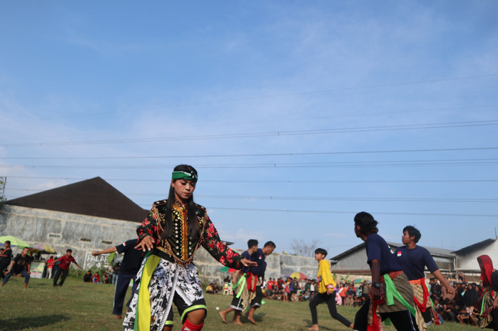 Kelompok kesenian ebeg atau kuda lumping di daerah Pancurawis, Kelurahan Purwokerto Kidul, Kecamatan Purwokerto Selatan, Banyumas, Kamis, 4 Agustus 2022. Pentas kesenian ini dalam rangka HUT RI tahun 2022.
