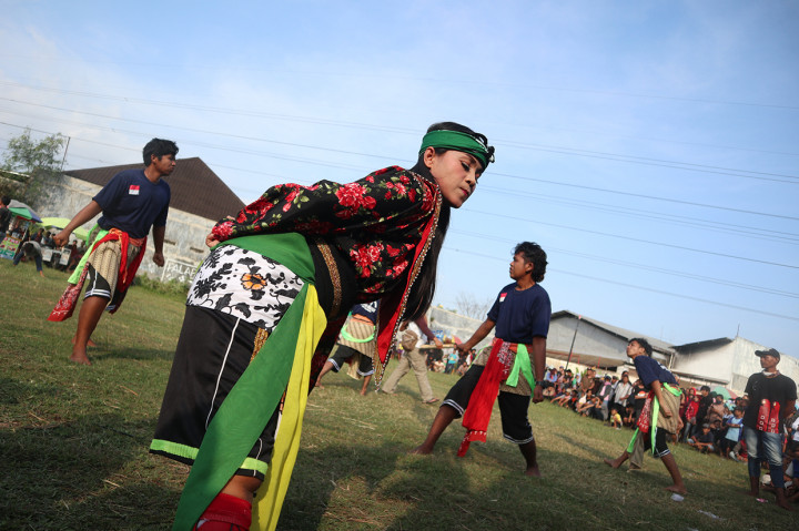 Ebeg merupakan bentuk kesenian tari daerah Banyumas yang menggunakan boneka kuda yang terbuat dari anyaman bambu dan kepalanya diberi ijuk sebagai rambut. 