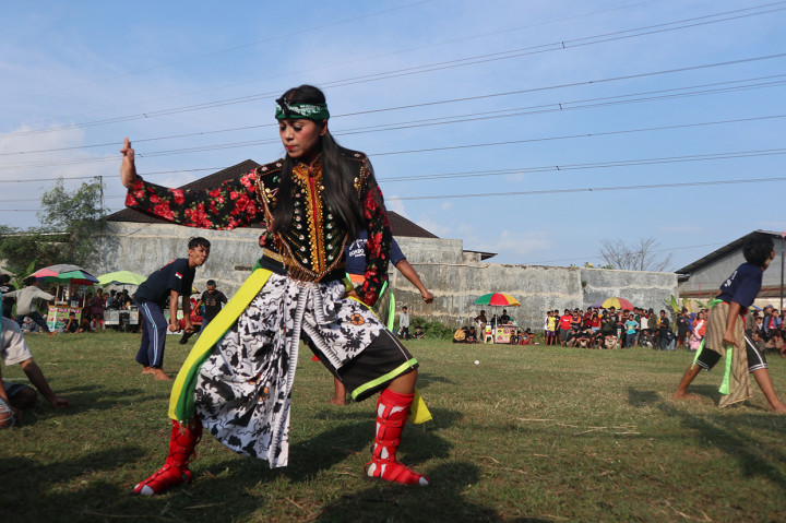 Tarian Ebeg di daerah Banyumas menggambarkan prajurit perang yang sedang menunggang kuda. Gerak tari yang menggambarkan kegagahan diperagakan oleh pemain Ebeg.
