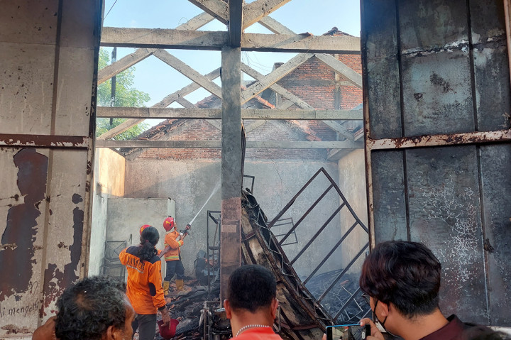 Dari data BPBD Kabupaten Kudus kerugian ditaksir mencapai Rp 394 juta. Dimana dari bahan baku senilai Rp 50 juta, barang jadi senilai Rp 137 juta, dan bangunan Rp 75 juta.