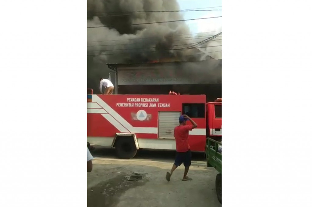 Pantauan di lokasi kejadian, terdapat 5 pemadam kebakaran dari BPBD Kudus, Satpol PP Kudus, dan PT. Djarum Kudus dikerahkan untuk jinakan si jago merah yang melelap gudang produksi tas. Warga setempat berupaya mengeluarkan gudang yang berada disebelahnya agar tidak turut terbakar.
