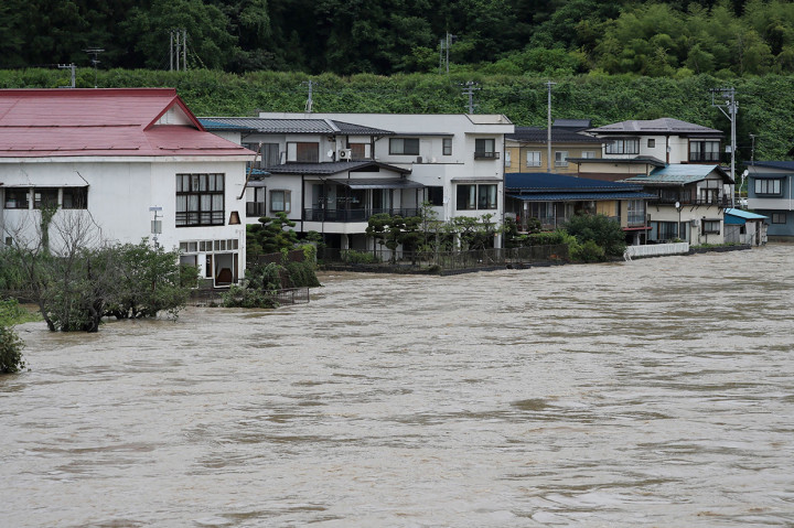 Hujan deras yang mengguyur utara Jepang membanjiri jalan dan menyebabkan sungai meluap. 