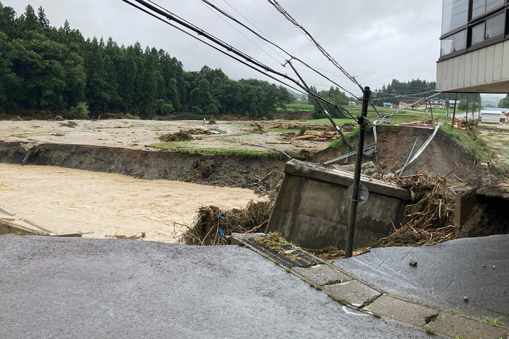 NHK melaporkan lebih dari 500 mm (19 inci) hujan telah turun di satu bagian dari prefektur Niigata dalam 24 jam hingga pukul 13:00 waktu setempat. Yamagata terletak sekitar 300 km sebelah utara Ibu Kota Tokyo.