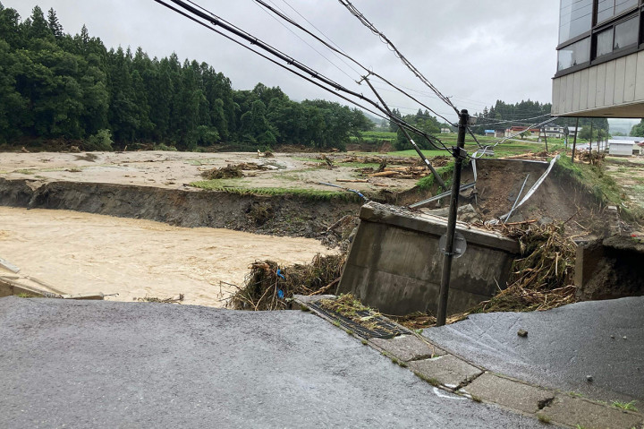 NHK melaporkan lebih dari 500 mm (19 inci) hujan telah turun di satu bagian dari prefektur Niigata dalam 24 jam hingga pukul 13:00 waktu setempat. Yamagata terletak sekitar 300 km sebelah utara Ibu Kota Tokyo.