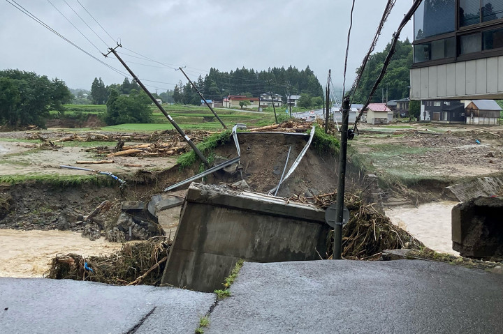 Akibatnya, pihak berwenang mengeluarkan peringatan bencana tingkat tertinggi di beberapa daerah.