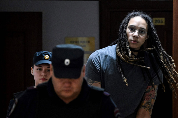 Pengadilan Rusia pada Kamis, 4 Agustus 2022, menjatuhkan hukuman sembilan tahun penjara kepada bintang bola basket putri Amerika Serikat Brittney Griner karena terbukti bersalah dengan sengaja membawa kartrid vape yang mengandung ganja ke Rusia.