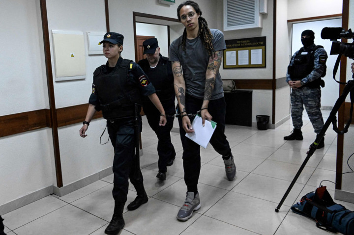 Sebelum diputuskan bersalah, Griner sambil menangis memohon kepada hakim Rusia untuk tidak 'mengakhiri hidupnya' dengan hukuman penjara yang kejam. Pengadilan juga memberikan sanksi denda 1 juta rubel atau USD16.990 (Rp250 juta).