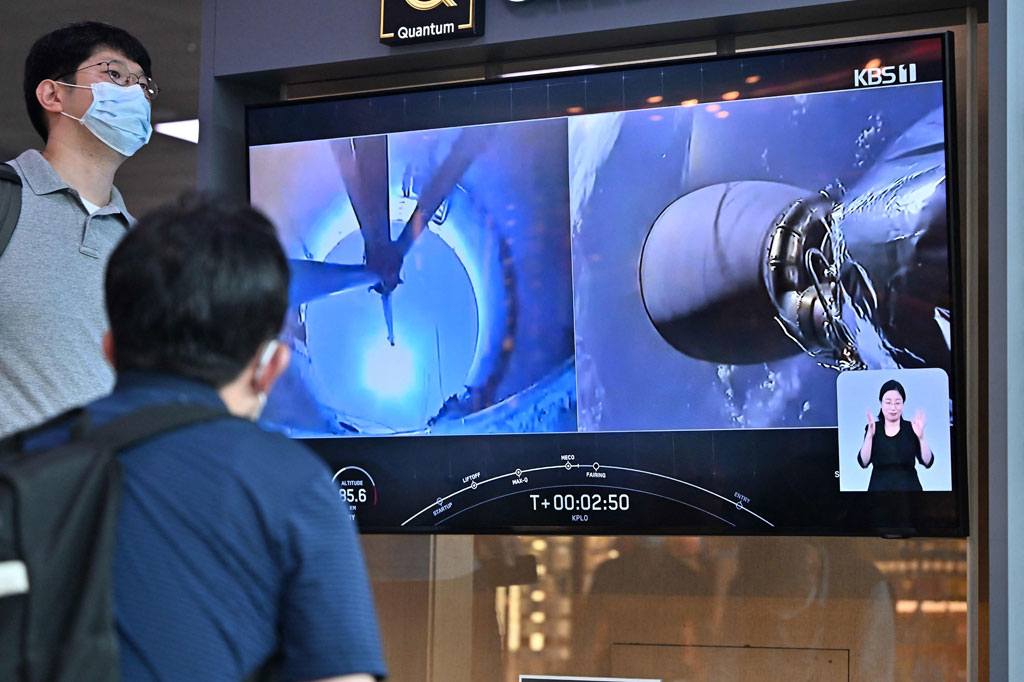 Salah satu instrumen akan mengevaluasi komunikasi antariksa berbasis jaringan yang toleran terhadap gangguan, yang menurut kementerian sains Korea Selatan, adalah yang pertama di dunia. Danuri juga akan mencoba mengembangkan lingkungan Internet nirkabel untuk menghubungkan satelit atau pesawat ruang angkasa eksplorasi, tambah mereka.