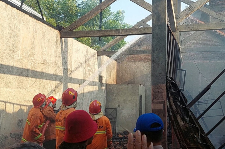 Kebakaran sebuah gudang produksi tas terjadi di Desa Loram Wetan, Kecamatan Jati, Kudus, Kamis, 4 Agustus 2022. Lokasi kebakaran yang berada di tengah permukiman padat penduduk dan bahan baku tas yang mudah terbakar menjadi kesulitan tersendiri dalam proses pemadaman.