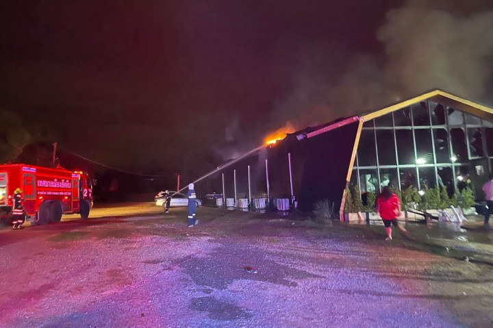 Petugas pemadam kebakaran bekerja untuk memadamkan api di klub malam Mountain B di distrik Sattahip di provinsi Chonburi, Thailand, Jumat, 5 Agustus 2022 dini hari.