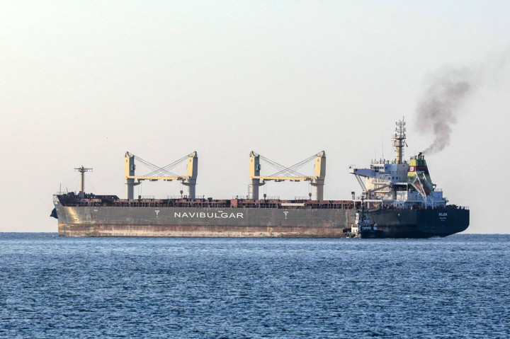 Kapal curah M/V Rojen berbendera Malta, membawa berton-ton jagung, meninggalkan pelabuhan Chornomorsk, Ukraina, sebelum menuju Teesport, Inggris, Jumat, 5 Agustus 2022.