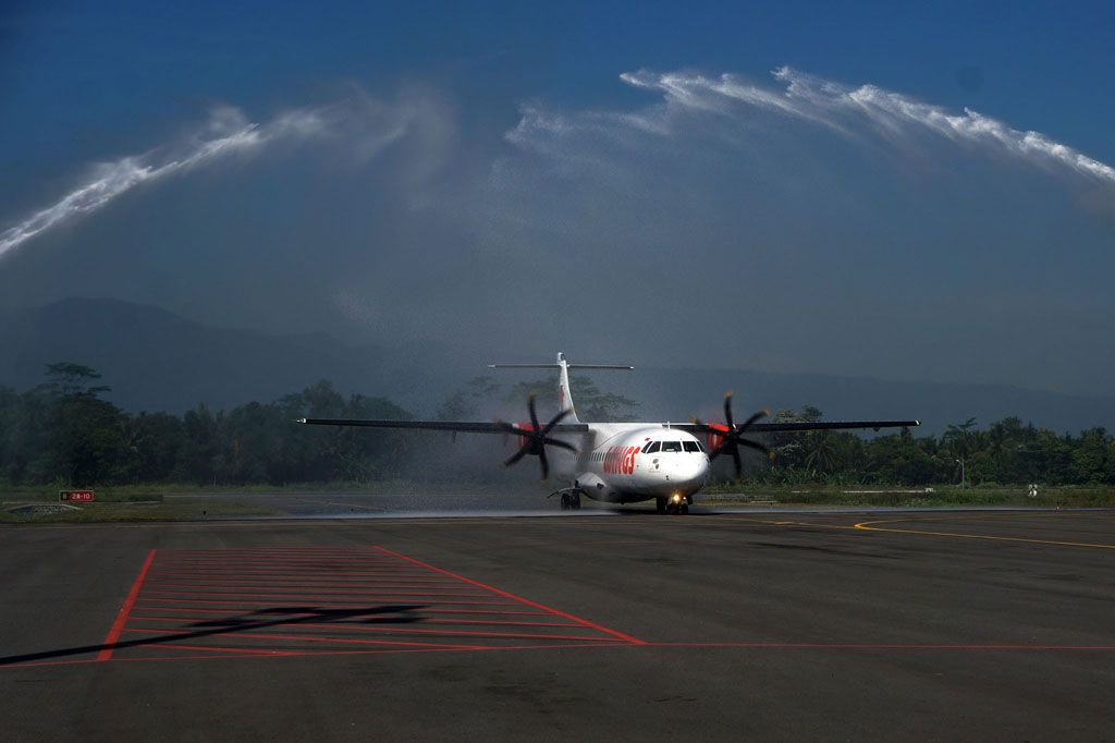 Pesawat Wings Air disambut dengan tradisi semprotan air saat peresmian penerbangan perdana di Bandara Jenderal Besar Soedirman, Purbalingga, Jawa Tengah, Jumat, 5 Agustus 2022.