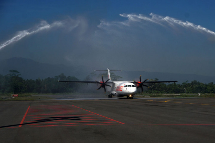 Pesawat Wings Air disambut dengan tradisi semprotan air saat peresmian penerbangan perdana di Bandara Jenderal Besar Soedirman, Purbalingga, Jawa Tengah, Jumat, 5 Agustus 2022.