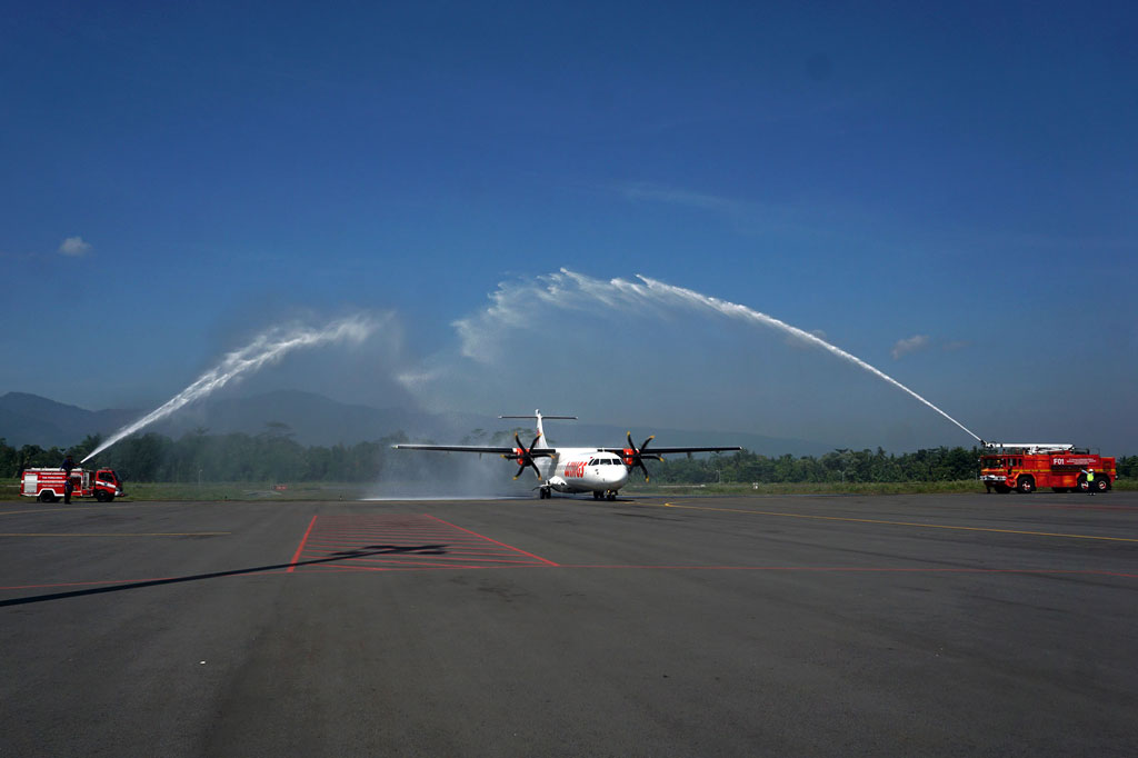 Penerbangan perdana maskapai Wings Air dengan rute Pondok Cabe-Purbalingga pergi pulang (PP) yang menandai dibukanya kembali layanan penerbangan komersial di Bandara JB Soedirman.