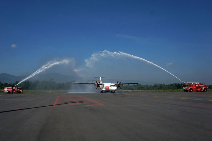 Penerbangan perdana maskapai Wings Air dengan rute Pondok Cabe-Purbalingga pergi pulang (PP) yang menandai dibukanya kembali layanan penerbangan komersial di Bandara JB Soedirman.