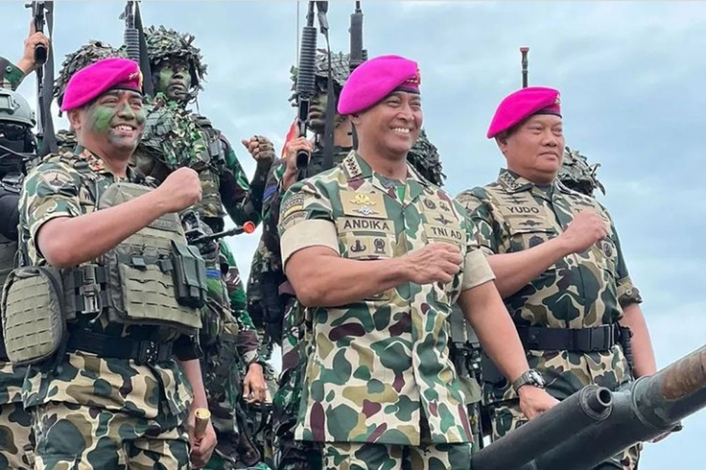 Panglima TNI Jenderal Andika Perkasa (tengah) bersama Kepala Staf Angkatan Laut (KSAL) Laksamana Yudo Margono (kanan) dan Komandan Korps Marinir (Dankormar) Mayjen (Mar) Widodo Dwi Purwanto berada di atas tank amfibi usai dikukuhkan menjadi warga kehormatan Korp Marinir di Pusat Latihan Tempur (Puslatpur) Marinir di Pantai Todak, Dabo Singkep, Kepulauan Riau, Kamis, 4 Agustus 2022.