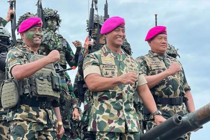 Panglima TNI Jenderal Andika Perkasa (tengah) bersama Kepala Staf Angkatan Laut (KSAL) Laksamana Yudo Margono (kanan) dan Komandan Korps Marinir (Dankormar) Mayjen (Mar) Widodo Dwi Purwanto berada di atas tank amfibi usai dikukuhkan menjadi warga kehormatan Korp Marinir di Pusat Latihan Tempur (Puslatpur) Marinir di Pantai Todak, Dabo Singkep, Kepulauan Riau, Kamis, 4 Agustus 2022.
