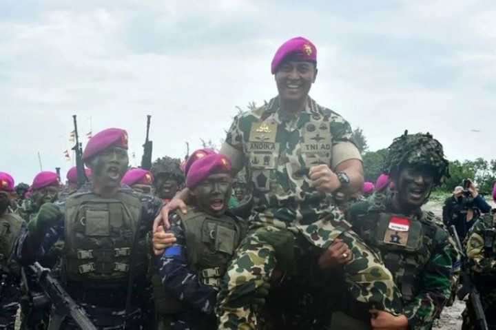 Panglima TNI Jenderal Andika Perkasa secara resmi diangkat menjadi Warga Kehormatan Pasukan Petarung Baret Ungu Korps Marinir TNI Angkatan Laut, serta penganugerahan Brevet Kehormatan Antiteror Aspek Laut dan Brevet Intai Para Amfibi Korps Marinir 