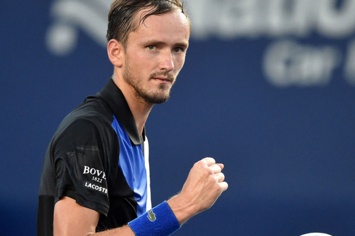 Petenis nomor satu dunia Daniil Medvedev melakukan selebrasi usai melaju ke semifinal turnamen lapangan keras ATP di Los Cabos, Meksiko, Kamis, 4 Agustus 2022 waktu setempat. 