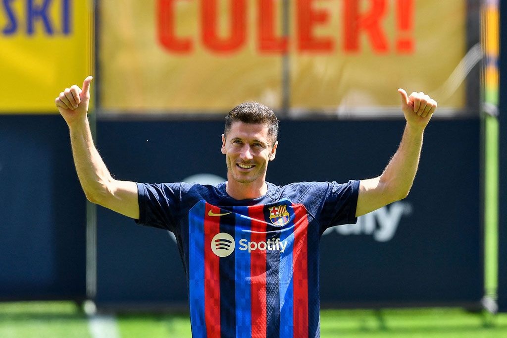 Striker timnas Polandia Robert Lewandowski secara resmi diperkenalkan di depan publik Barcelona di Camp Nou, Jumat, 5 Agustus 2022, seminggu sebelum La Liga dimulai.
