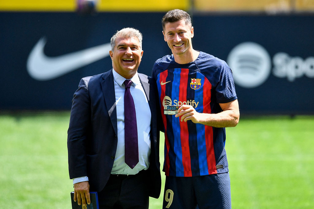 Pemain berusia 33 tahun, yang direkrut bulan lalu dari Bayern Munich dengan harga sekitar 50 juta euro tersebut diperkenalkan sebagai pemain Barcelona bersama presiden klub Joan Laporta.