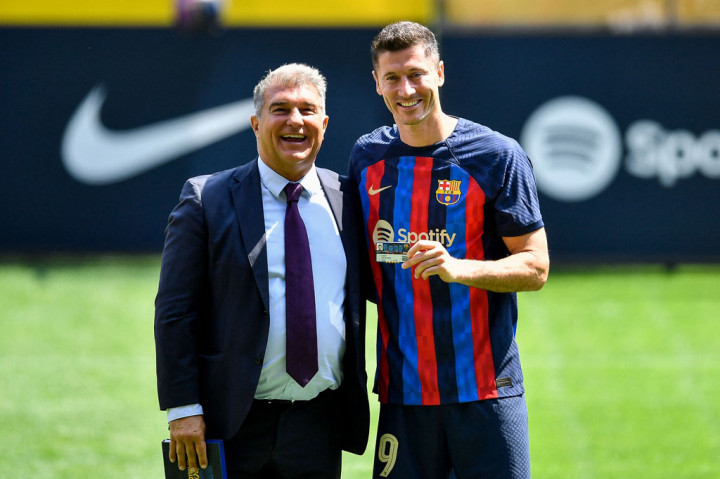 Pemain berusia 33 tahun, yang direkrut bulan lalu dari Bayern Munich dengan harga sekitar 50 juta euro tersebut diperkenalkan sebagai pemain Barcelona bersama presiden klub Joan Laporta.