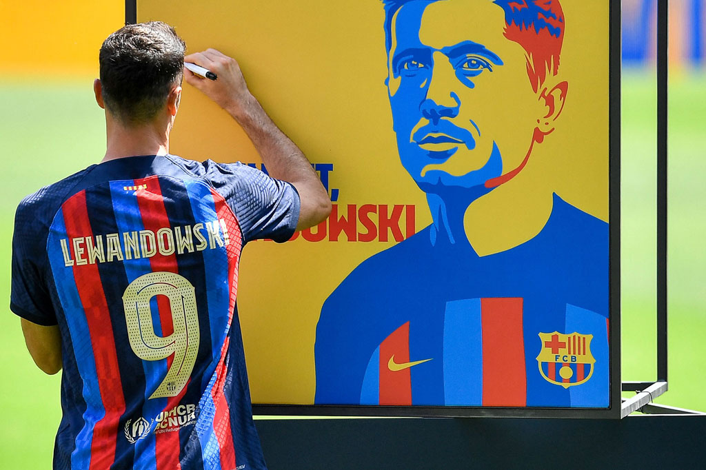 Dia dihadirkan di lapangan dengan mengenakan nomor punggung 9 milik pemain Belanda Memphis Depay musim lalu.