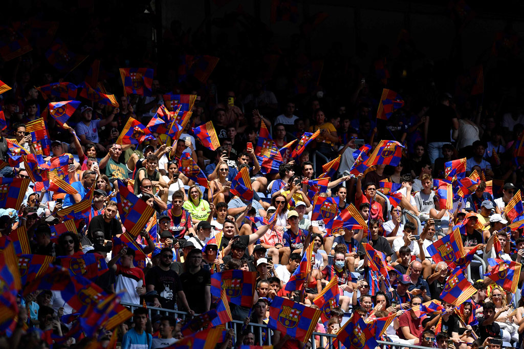 Ribuan penggemar memadati Stadion Camp Nou saat perkenalan Robert Lewandowski sebagai pemain baru Barcelona.