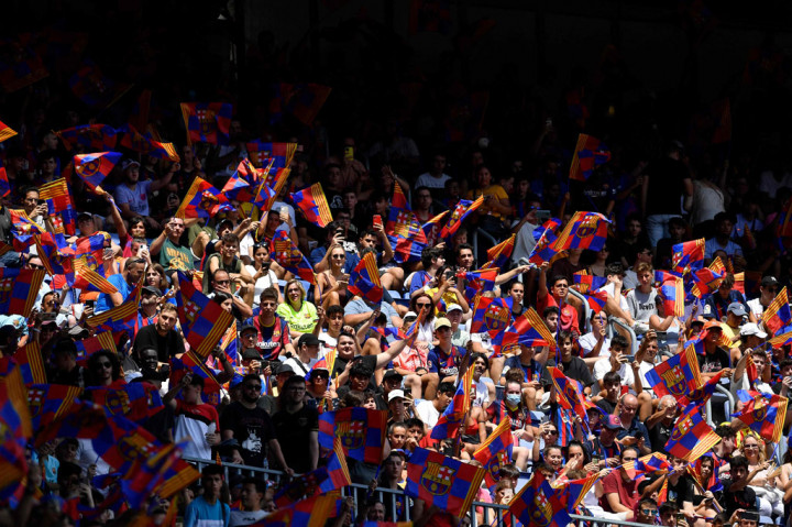 Ribuan penggemar memadati Stadion Camp Nou saat perkenalan Robert Lewandowski sebagai pemain baru Barcelona.