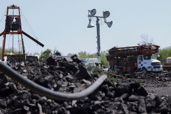 Puluhan penyelamat berjuang pada Kamis untuk menyelamatkan 10 pekerja yang terperangkap di tambang batu bara yang terendam banjir di Meksiko utara, Kamis, 4 Agustus 2022. Sementara itu para kerabat dengan harap-harap cemas menghabiskan malam tanpa tidur untuk menunggu berita.