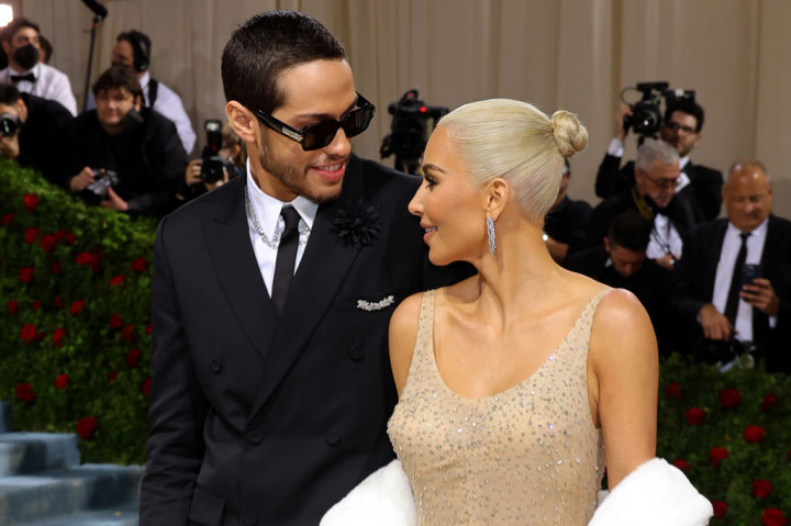 Sumber yang dekat dengan pasangan ini mengatakan bahwa hubungan jarak jauh dan padatnya jadwal kerja menjadi salah satu alasan keduanya untuk berpisah.