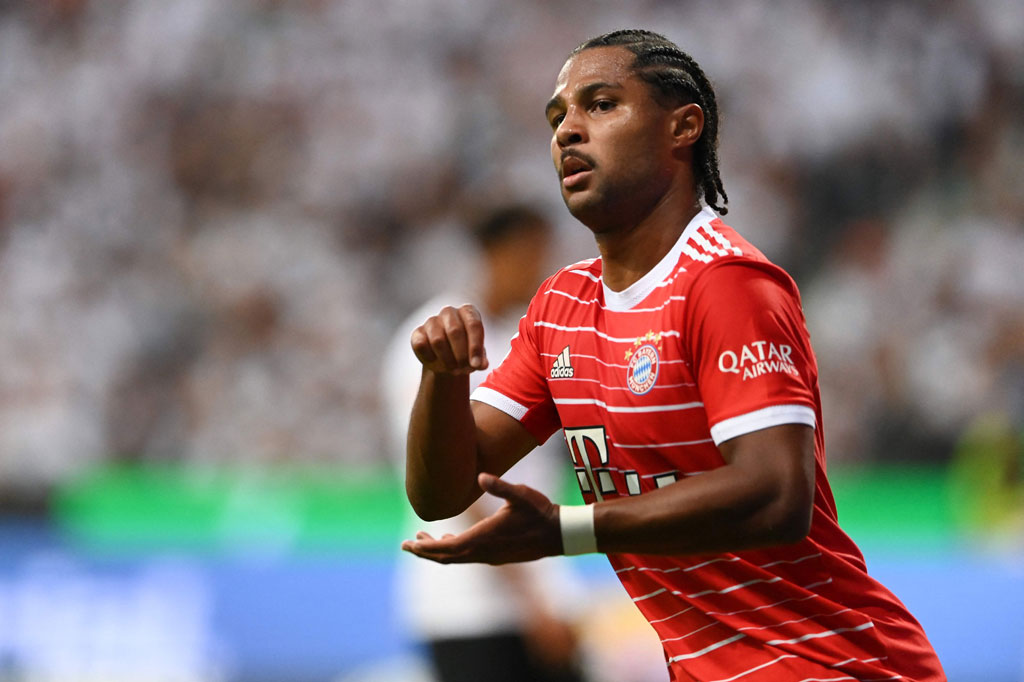 Baru saja menandatangani kontrak baru yang akan membuatnya bertahan di Muenchen setidaknya hingga 2026, Gnabry mencungkil bola untuk melewati penjagaan Trapp pada menit ke-43, sekaligus membawa Bayern unggul 5-0 di babak pertama.