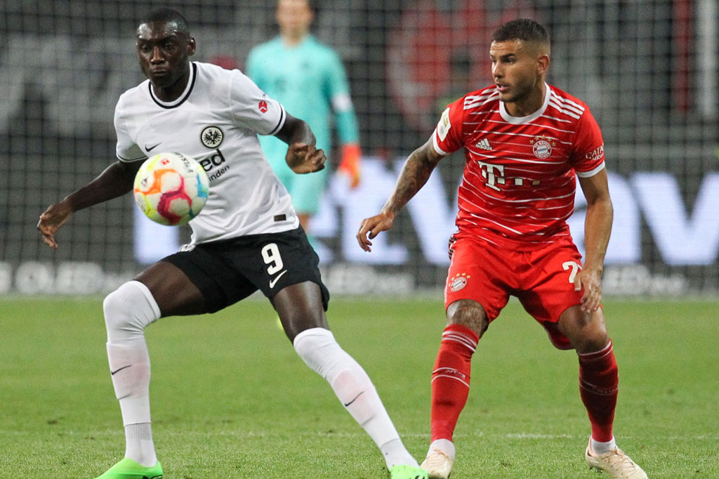 Pelatih Frankfurt Oliver Glasner membuat tiga perubahan di babak kedua. Striker Frankfurt Randal Kolo Muani, salah satu yang masuk pada babak pertama, berhasil memperkecil ketertinggalan menjadi 1-5 pada menit ke-64.