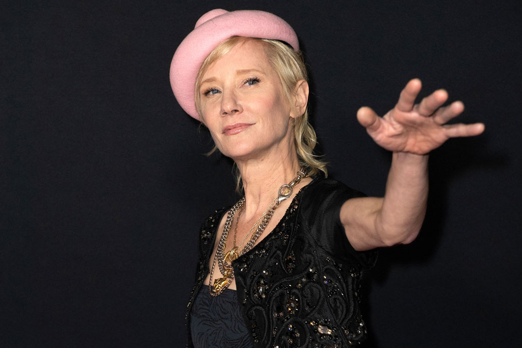 Menurut gambar yang dikumpulkan oleh TMZ, aktris berusia 53 tahun itu awalnya menabrak garasi gedung apartemen sebelum pergi.