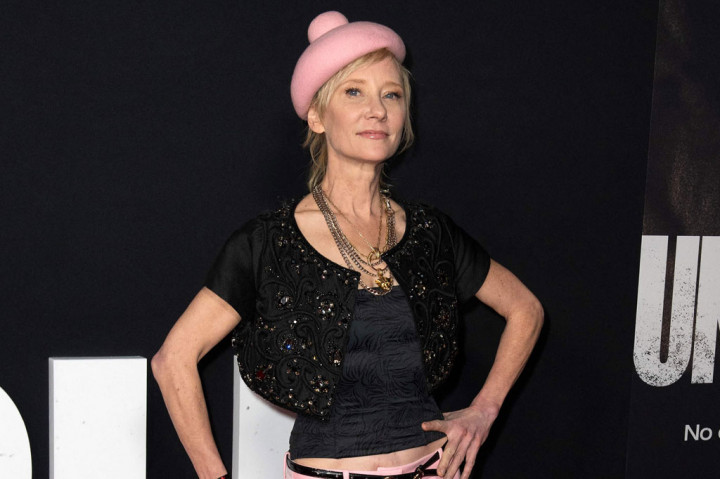 Mobil yang sama kemudian menabrak dan merusak parah rumah Mar Vista hingga menimbulkan kebakaran. 