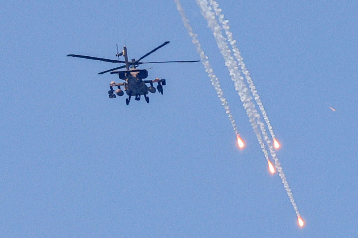 Helikopter serang Apache AH-64 militer Israel menembakkan suar saat terbang di atas Ashkelon di Israel selatan pada Sabtu, 6 Agustus 2022.